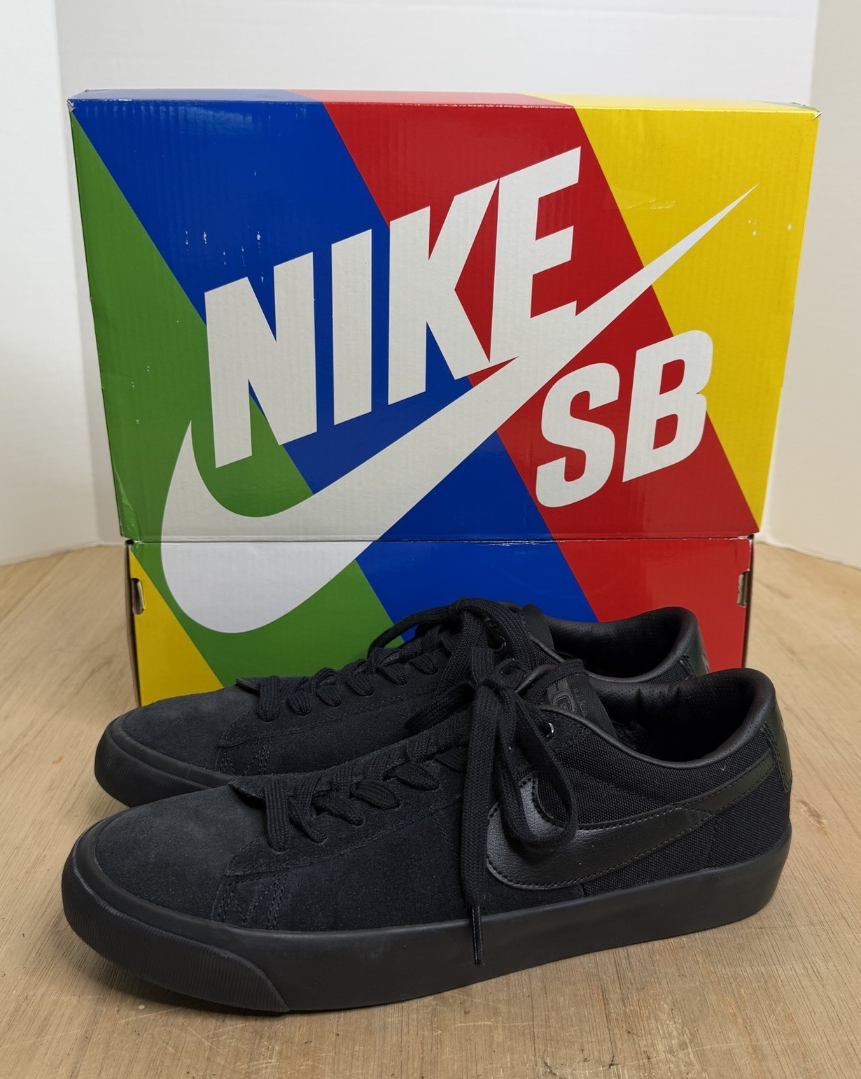 NIKE SB ZOOM BLAZER LOW PRO GT HOMBRE 9.5 TRIPLE NEGRO DC7695-003 CON CAJA