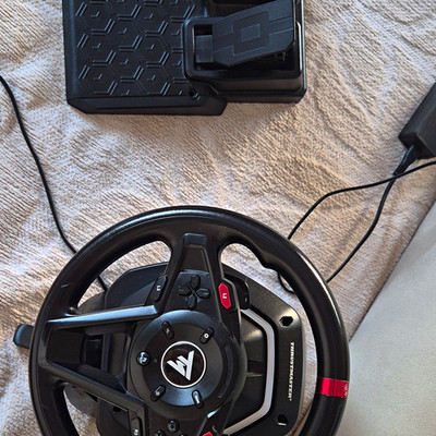 Thrustmaster T150 Rennlenkrad verkabelt mit Pedalen für PS4 & PC schwarz/rot
