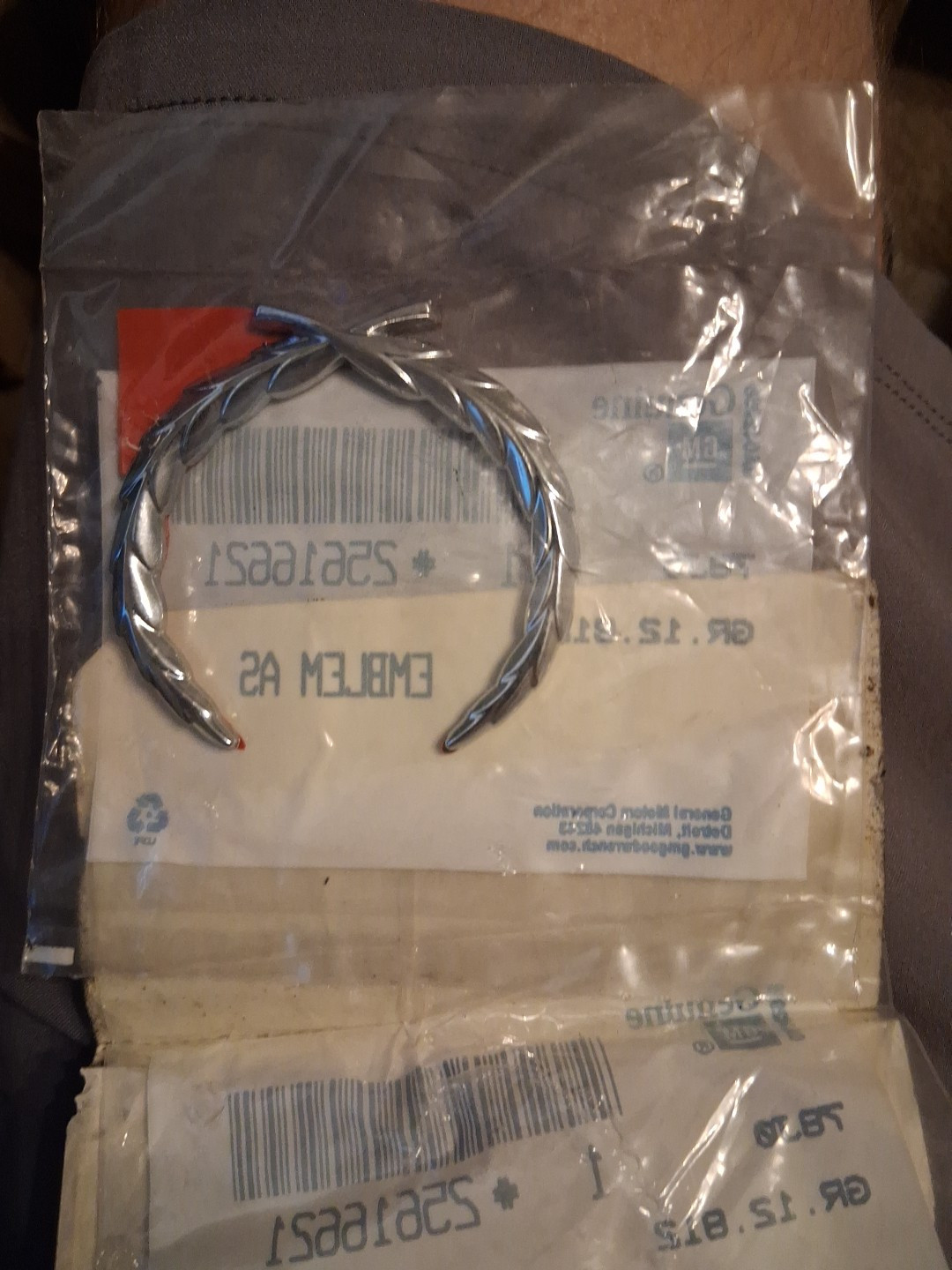 OEM Genuine Cadillac Wreath Emblem Chrome Sail Panel New GM Part 25616621