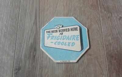 Das Bier, das hier serviert wird, ist Frigidaire gekühlter Bierdeckel