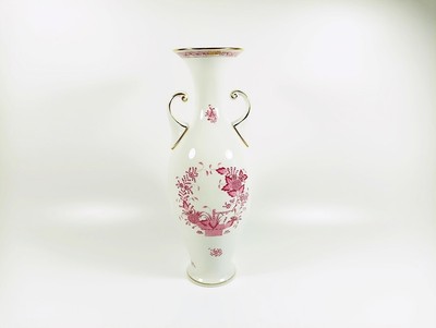 HEREND, RASPBERRY INDIAN BASKET VASE WITH HANDLES, HANDPAINTED PORCELAIN! (H119)