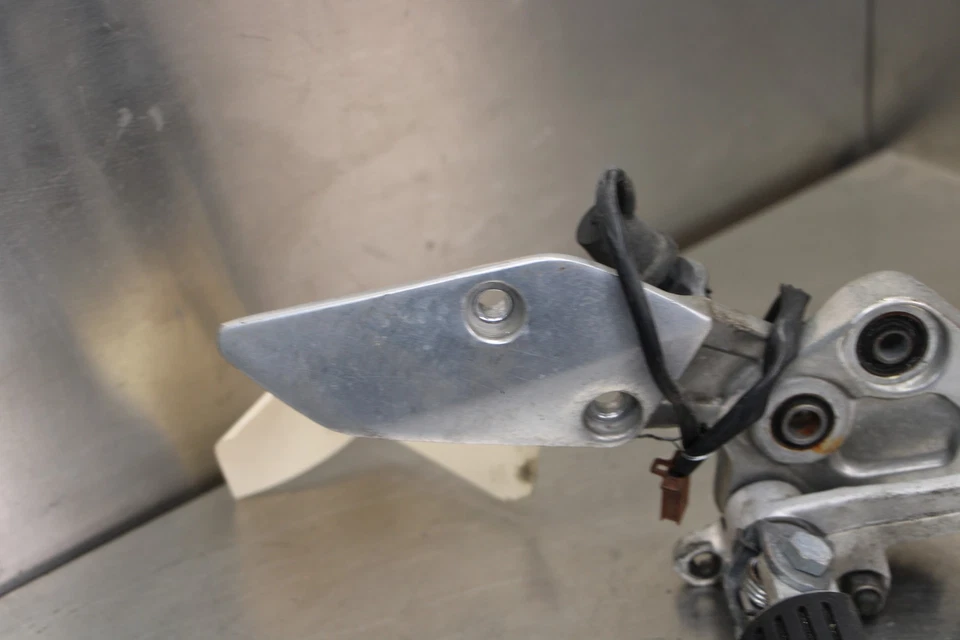 01-05 YAMAHA FZ1 RIGHT REARSET REAR SET DRIVER FOOT PEG REST STOP Foto 2 de 4