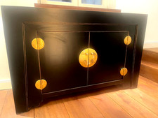 Edles Sideboard, schwarz lackiert mit goldfarbenen Beschl&auml;gen, Zustand gut