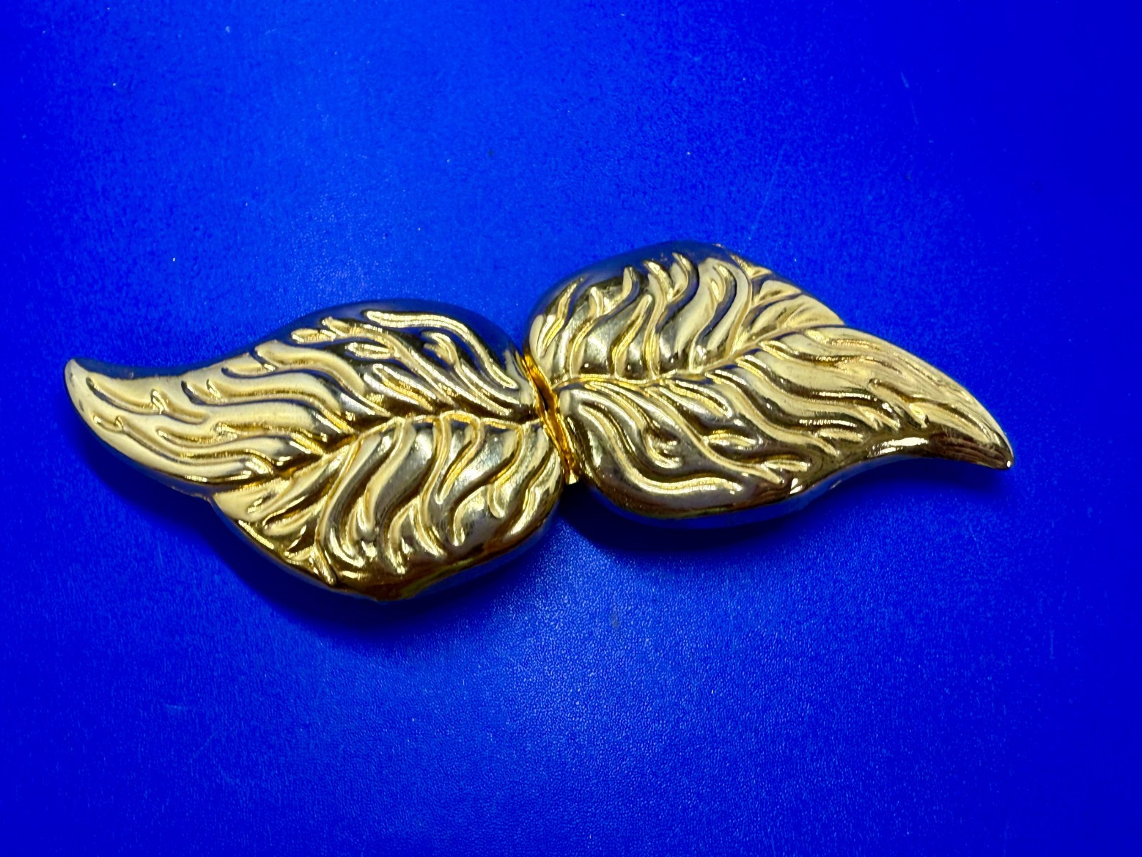 Detailed Double Leaf Interlocking Two Piece Vinta… - image 2