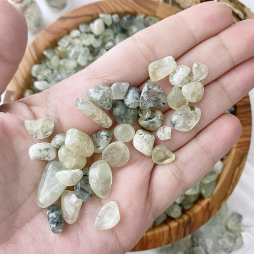 Prehnite Tumbled Gemstone Chips, Polished Mini Stones 5-15mm, Wholesale Bulk - Bild 3 von 5