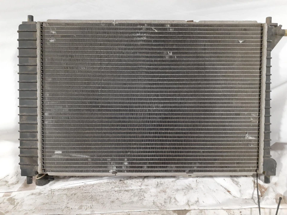 Used Radiator fits: 1998 Ford Mustang 6 cylinder MT Grade A Foto 2 de 4