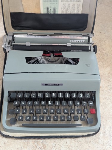 Vintage Olivetti Lettera 32 Schreibmaschine, Koffer + Deckel + Papiere, funktionstüchtig