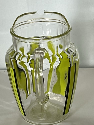Jarra de agua de vidrio vintage de mediados de siglo labio de hielo negro Chartreuse líneas verticales - Imagen 5 de 11