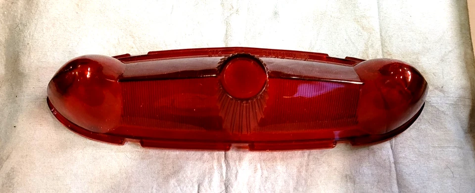 Lente de luz trasera de freno roja, lado izquierdo o derecho para automóvil de pasajeros Ford 1951 N.O.S. Foto 3 de 4