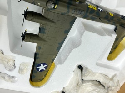 Corgi Aviation 1:72 Boeing B-17F Flying Fortress Memphis Belle