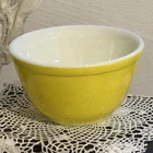 Vintage Bright Yellow Pyrex Glass Mixing Bowl 1-1/2 Qt  #402 USA Ovenware