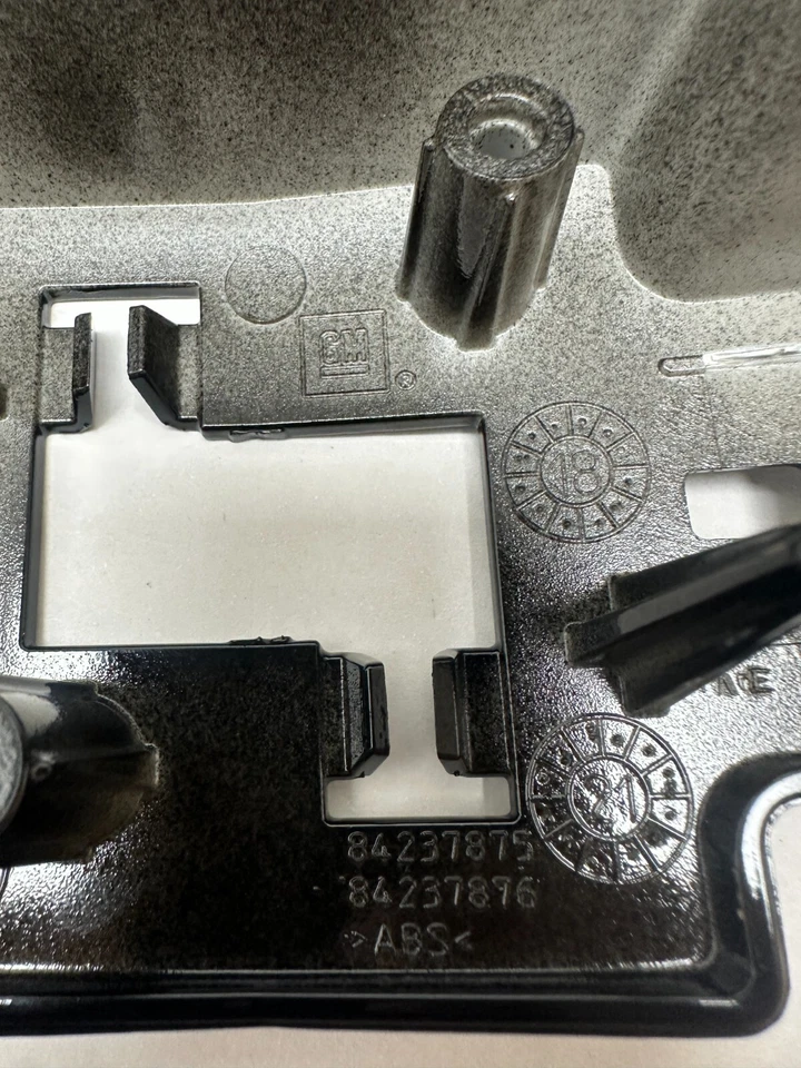 OEM 2019-2022 Chevrolet Blazer Front Grille Emblem Backing Plate Adapter Black Foto 3 de 4