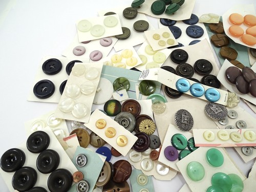 Job Lot Vintage Modern Mixed Various Buttons on Card Bundle Sewing Craft - Picture 11 of 12