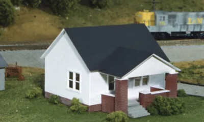 HO Scale Rix Products 628-0203 Maxwell Avenue One-Story House w/Side Porch Kit