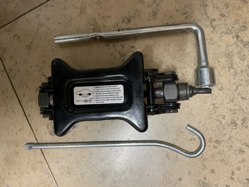 2004-2011 Chevrolet Aveo Tire Jack Set with Tools OEM - Изображение 3 из 4