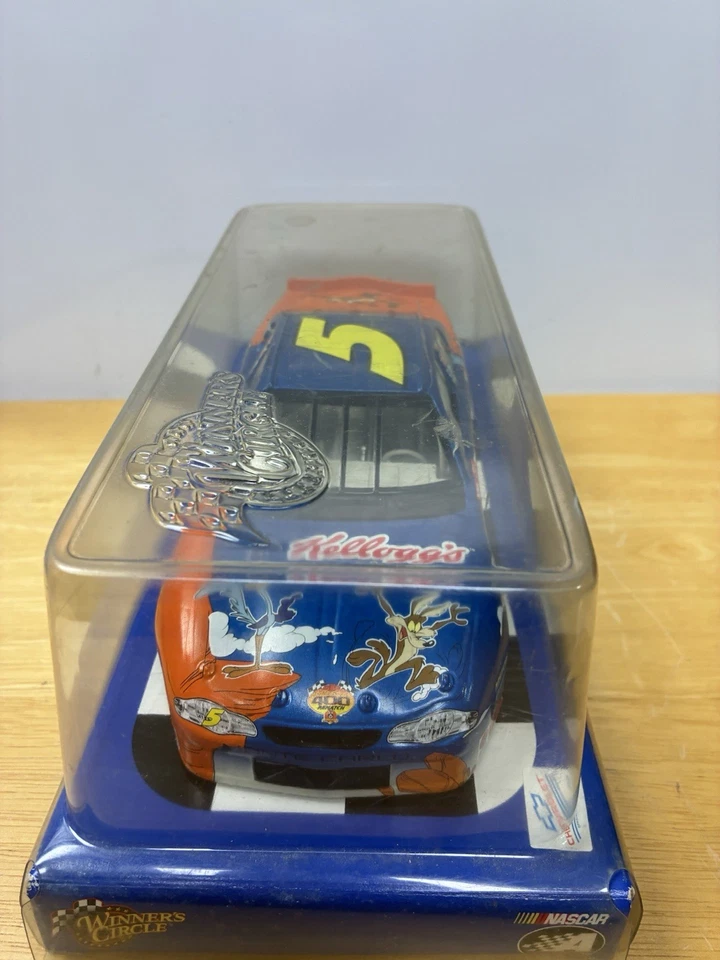Winners Circle 2002 Terry Labonte #5 Kellogg's Looney Tunes Diecast 1:24 Scale - Image 3 of 4