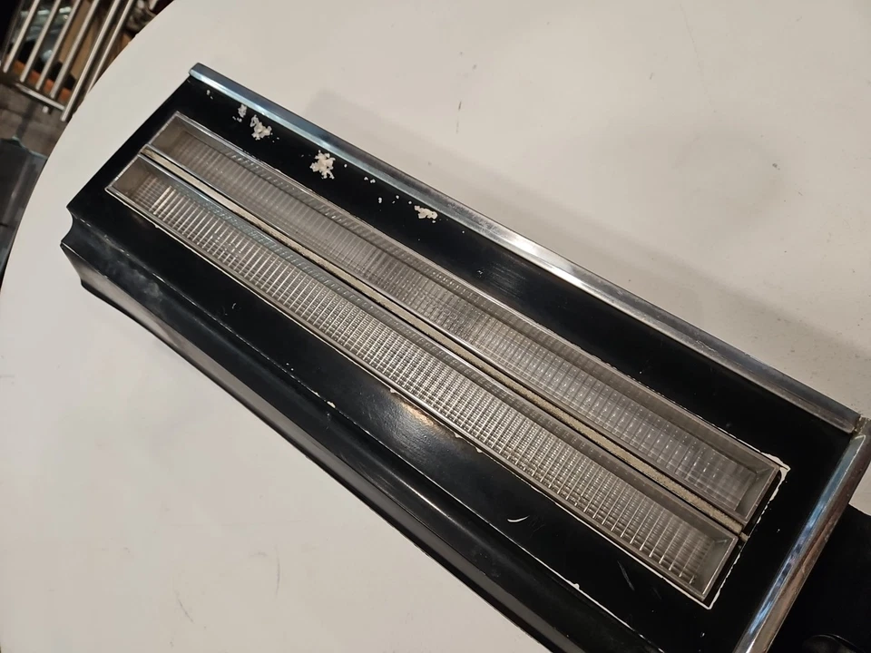 80 81 82 83 84 Oldsmobile Regency 98 Olds luz de reversa llenado de gas matrícula Foto 3 de 4