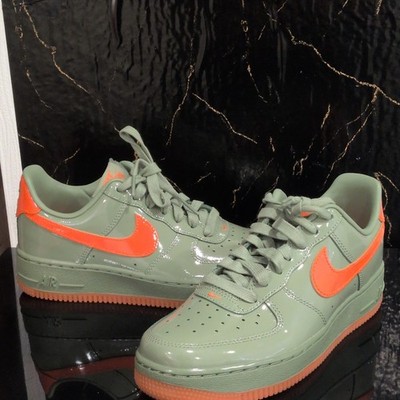 Nike Air Force 1 Low Sneaker Unisex EU 38,5 Grün/Orange Schnürung