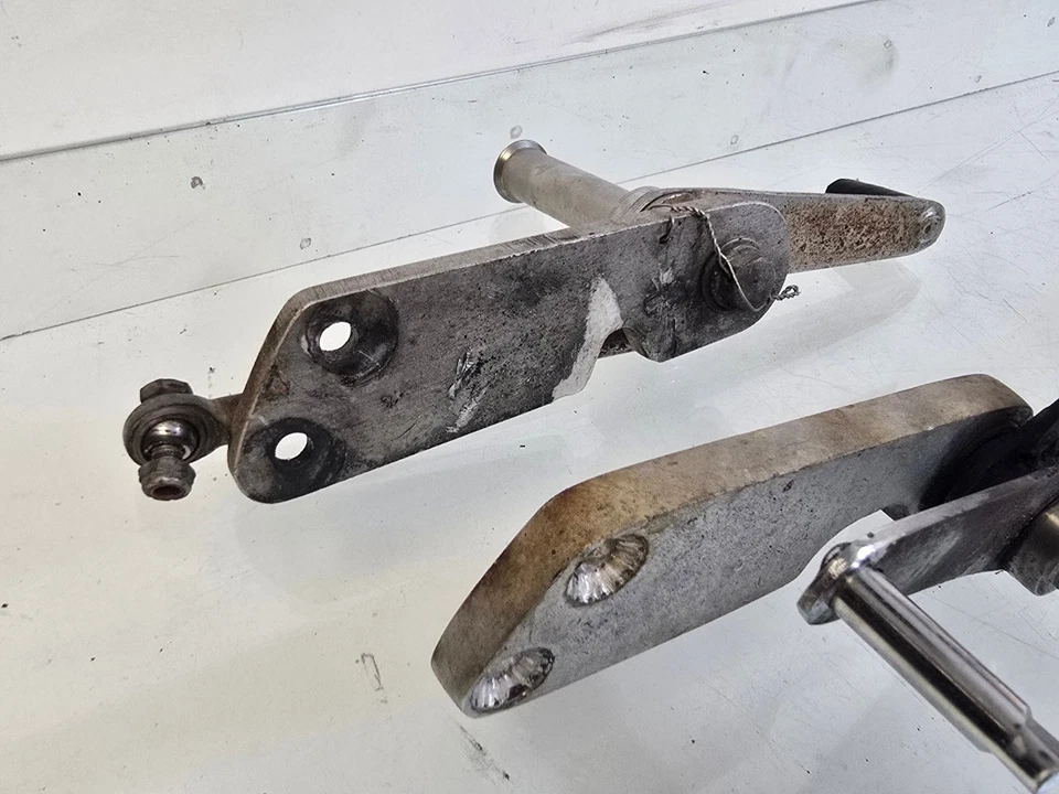 Yamaha RD400C 1976 juegos traseros estriberas controles palanca de cambios freno pedal palancas Foto 4 de 4