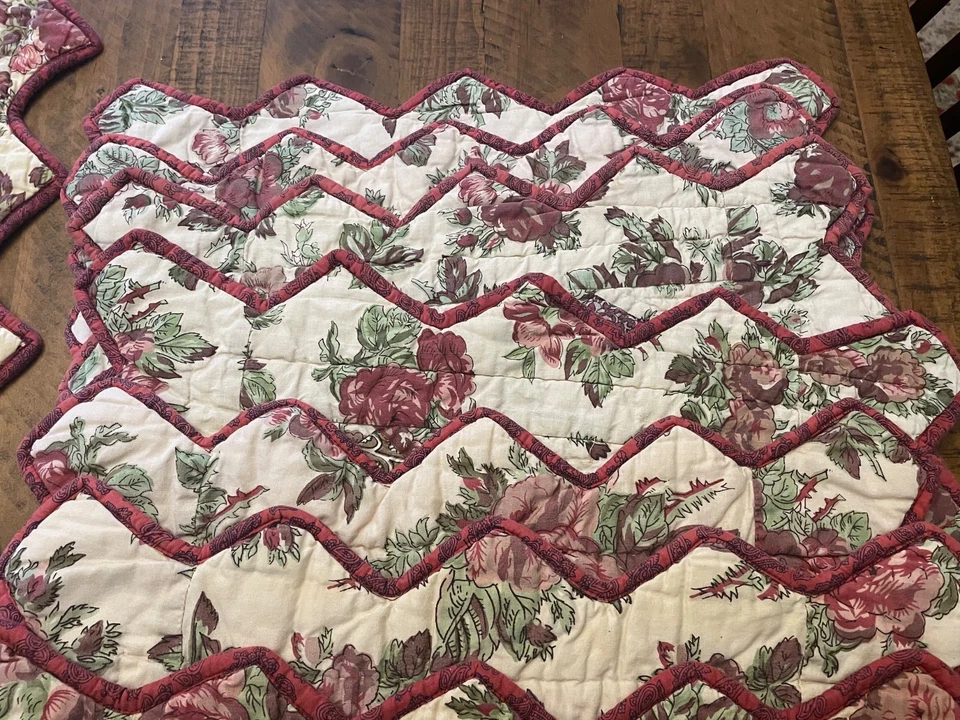 Corredor de mesa acolchado floral con 8 manteles individuales de Victorian Heart. Foto 4 de 4