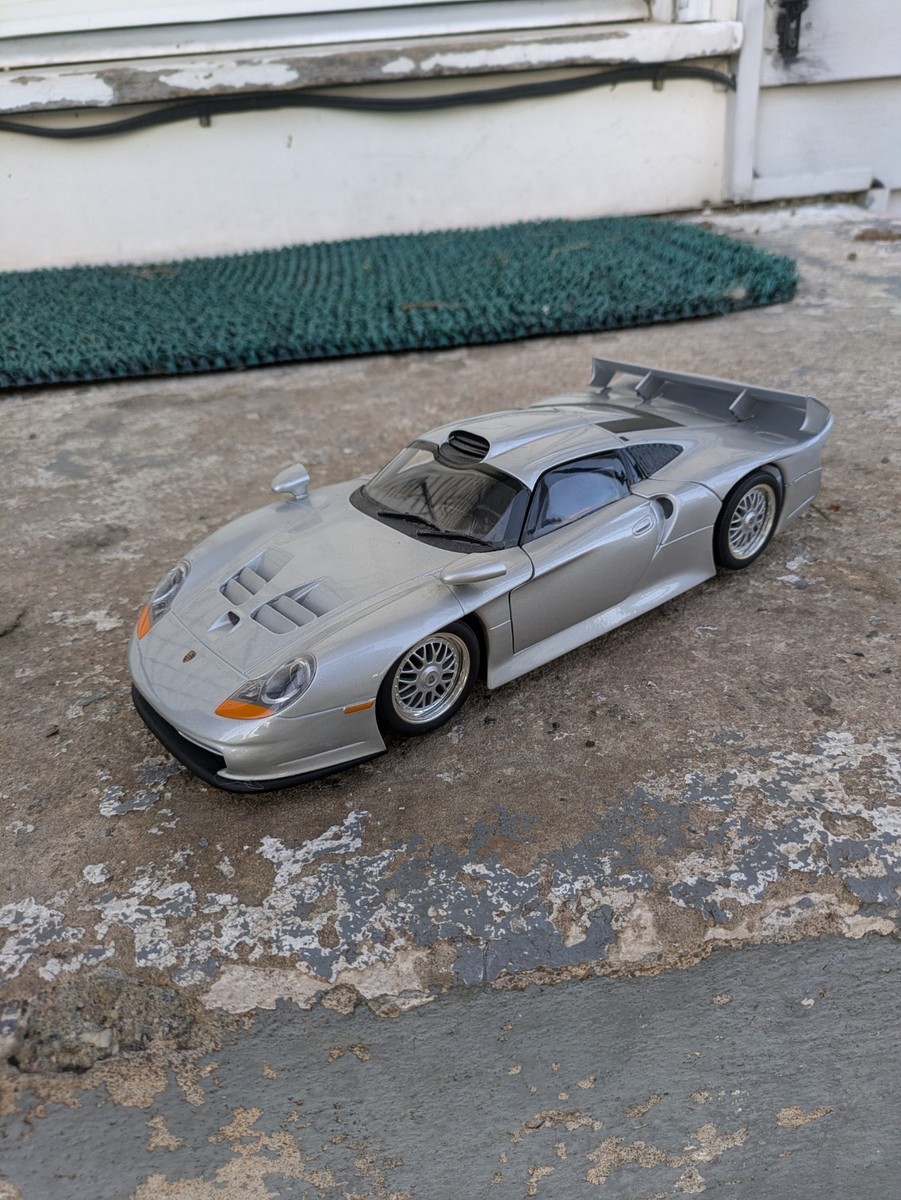ポルシェ Porsche 911 GT1 1/18 UT モデル UT Models 1:18 Porsche 911 GT-1 Silver Diecast Car with Opening