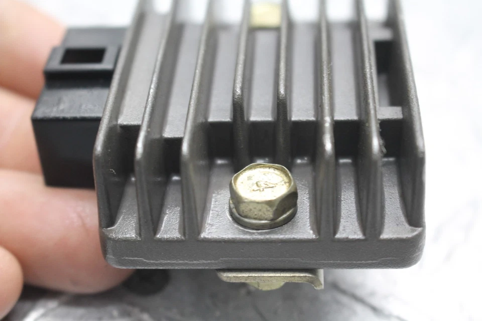 REGULADOR DE TENSÃO RETIFICADOR 2005 KAWASAKI KLR250 - Imagem 3 de 4