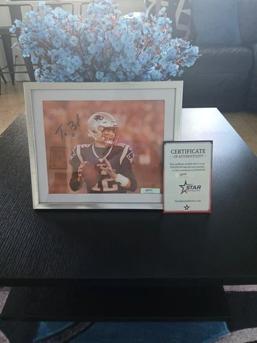 Tom Brady Signed Photo Patriots 100% Athentic with Certificate, In Large Frame