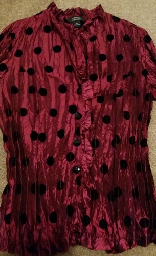 Top de blusa Dressbarn Collection. Frente abotonado. Rojo brillante. Mediano. C2 - Imagen 3 de 6