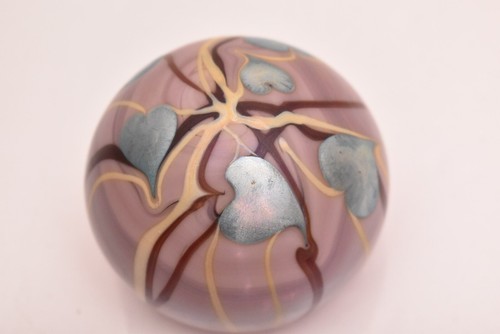 Orient Flume paperweight Studio Art glass Iridescent Hanging Hearts SIGNED - Picture 6 of 7