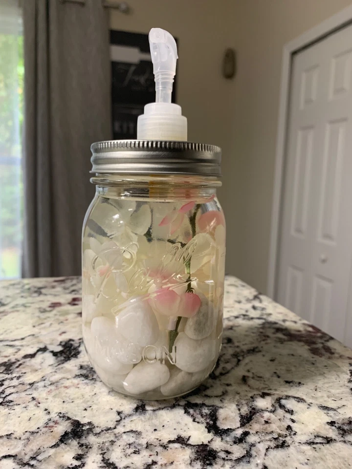 Dispensador de jabón Mason Jar - Ball Mason Jar con piedras/guijarros y flores de imitación. Foto 2 de 3