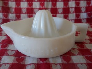 VINTAGE SUNKIST WHITE MILK GLASS ORANGE LEMON JUICER REAMER OLD COUNTRY KITCHEN
