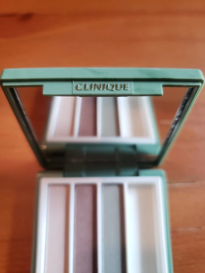 CLINIQUE Sombra de Olhos Trio MARFIM BISQUE BRONZE CETIM CAPIM-LIMÃO Novo Favorito - Imagem 3 de 4