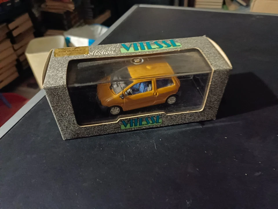 RENAULT TWINGO VITESSE COLLECTION JAUNE INDIEN SCALA 1:43 - Immagine 2 di 4