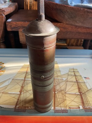 Grabenkunst Muschelkoffer, hergestellt in Pfeffermühle? 8 Zoll groß, schwer, schöne Farbe.