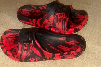 Under Armour UA B Locker V Camo Slides Sku: 6000215-001-6 Boys  6 Black-Red EUC
