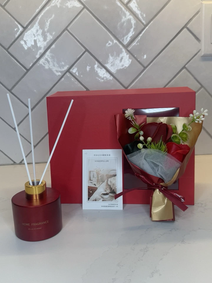 Caja de regalo romántica roja para ella; bodas, San Valentín, cumpleaños y aniversarios Foto 3 de 3