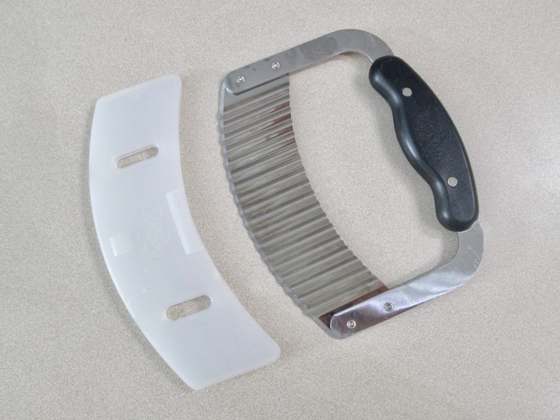 PAMPERED CHEF 1063 STAINLESS CRINKLE CUTTER-FREE SHIPPING IN THE USA