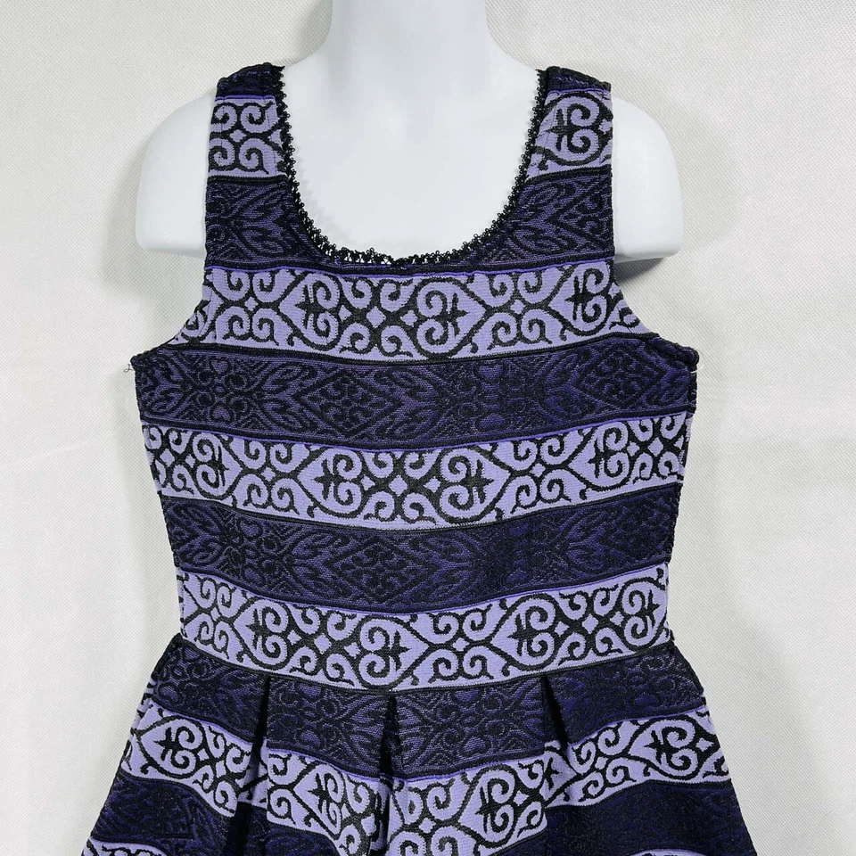 VESTIDO SEM MANGAS FEMININO BOUTIQUE ELISA B. LISTRADO ROXO Formas Texturizadas Tamanho 10 - Imagem 2 de 4