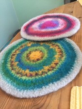 1Paar XXL Filz-Untersetzer geh&auml;kelt gefilzt 30cm bunt 100% Schurwolle