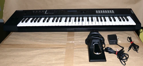 YAMAHA mx61 61-Key Music Synthesizer and Accessories are in  Excellent Condition