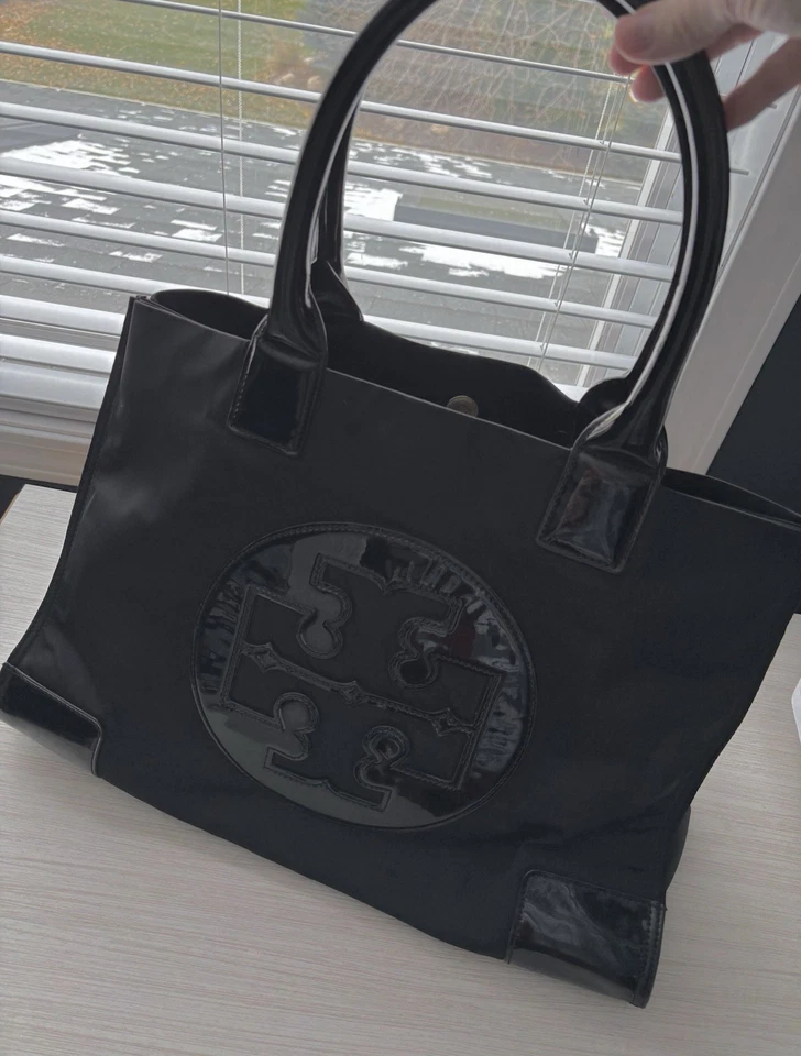 Bolsa tote Tory Burch Ella preta náilon acabamento em couro envernizado grande - Imagem 2 de 4