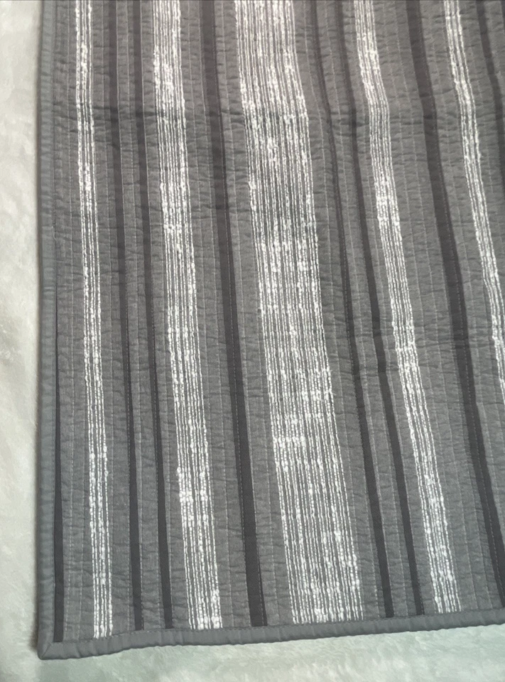 Almohada acolchada Frye Paloma KING gris blanco a rayas texturizada Foto 4 de 4