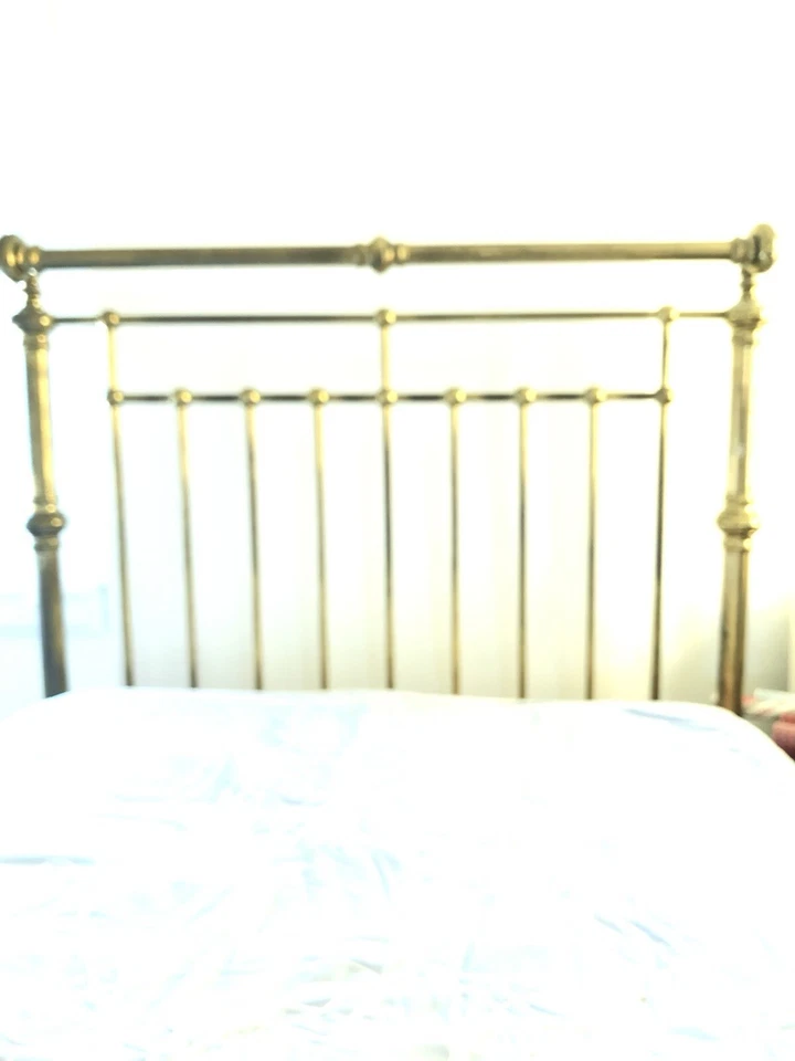 Antigua cama trineo de latón - Se requiere colchón de tamaño completo  Foto 3 de 4