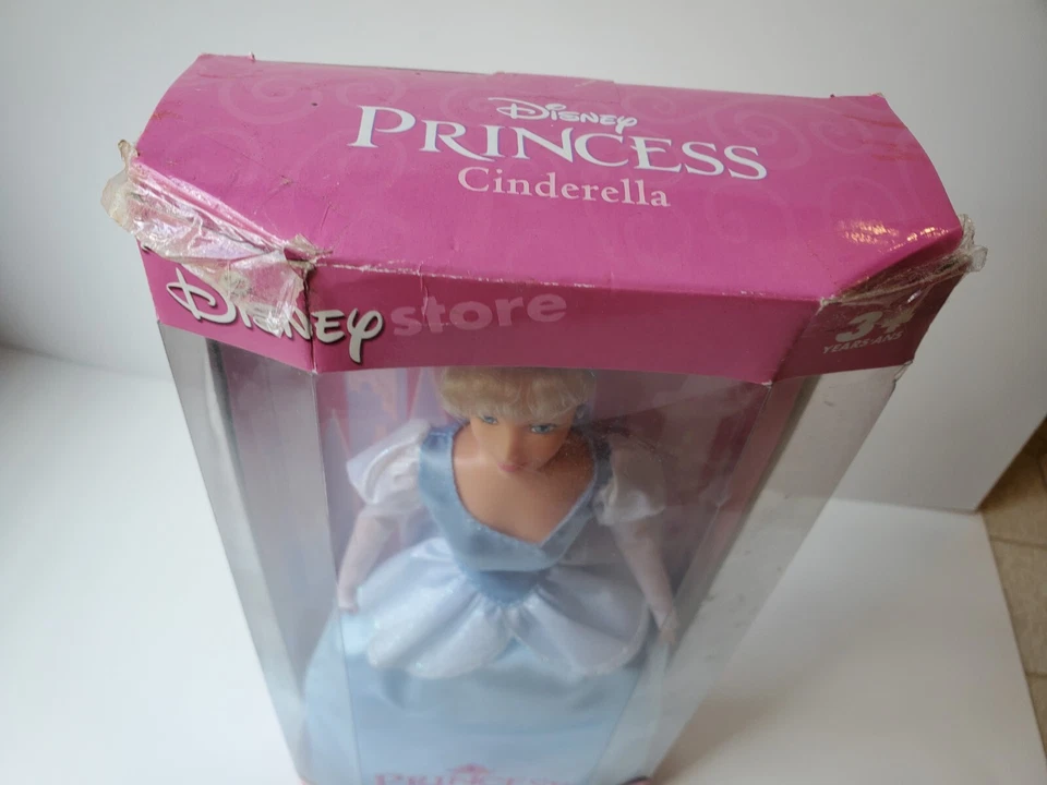 MUÑECA PRINCESA CENICIENTA EXCLUSIVA DE DISNEY STORE de colección nueva en caja - Cepillo y zapatillas Foto 3 de 4