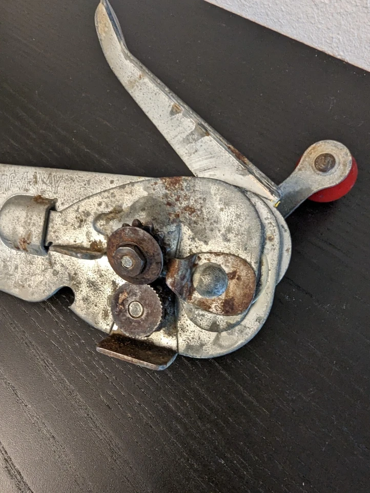 Abridor de botellas de metal estilo montaje en pared SWING-A-WAY G-9 de colección (incompleto) Foto 4 de 4