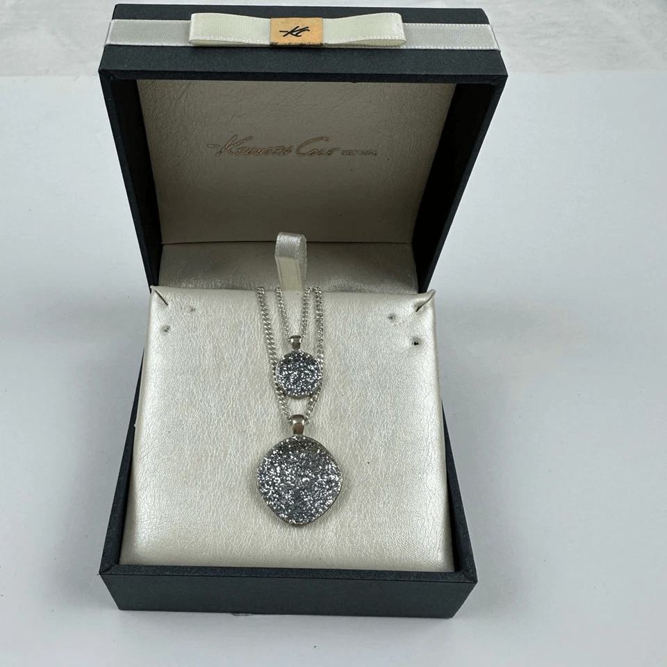 Collar cadena pental de cristal Kenneth Cole doble capa joyería plateada Foto 2 de 4
