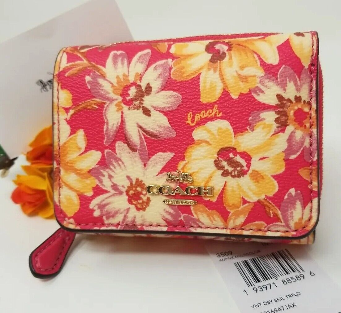 m 🌟🌷NWT Coach Small Trifold Wallet In Daisy Pink Multi Print