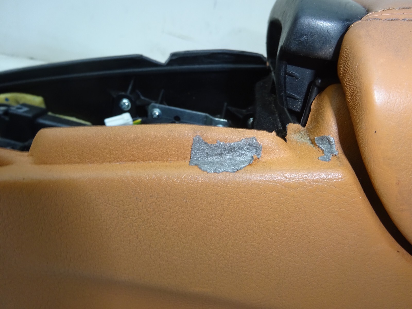 04-08 Maserati Quattroporte Center Console Armrest Assembly Brown OEM DE221003