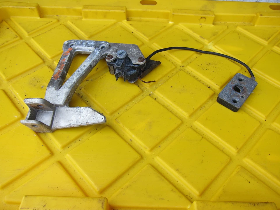 Suzuki Bandit 400 GSF 400 OEM LEFT REAR BACK PASSENGER PEG BRACKET SEAT LOCK - Imagem 3 de 4