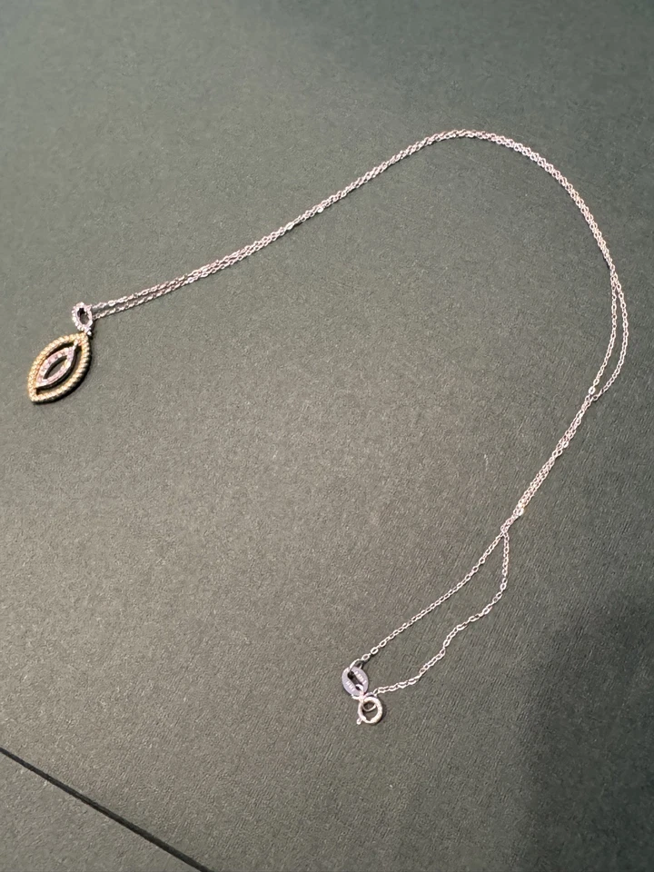 Collar colgante con diamantes de oro blanco y amarillo de 14 quilates estampado para dama Foto 3 de 3